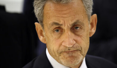 Fransa’da bir ilk: Eski cumhurbaşkanı Sarkozy, 5 yıllık cezası için hapse girdi
