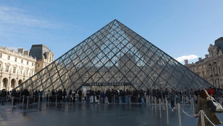 Fransa’da Louvre Müzesi’nden tarihi eser çalan hırsızlar aranıyor