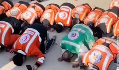 Gazze’de sağlık çalışanları ateşkes kararını secde ederek kutladı