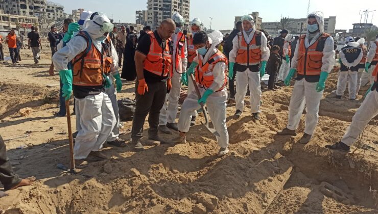Gazze’de toplu şekilde defnedilen cenazeler kimlik tespiti için mezardan çıkarıldı
