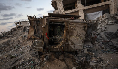 Gazze’den çekilen İsrail ordusu, hasarlı araçlarını bıraktı