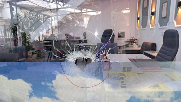 Görüntüler kamerada: Gayrimenkul ofisindeki silahlı kavgada 2 kişi öldü, 1 kişi yaralandı