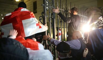 Gürcistan’da seçim krizi: Halk sokakta, polis gazla yanıt verdi