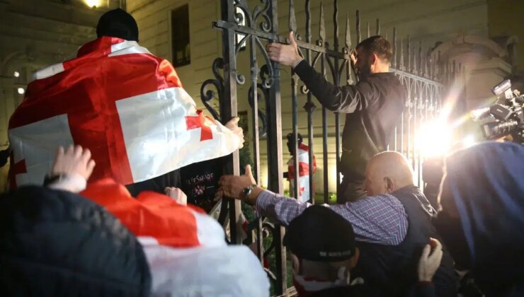 Gürcistan’da seçim krizi: Halk sokakta, polis gazla yanıt verdi