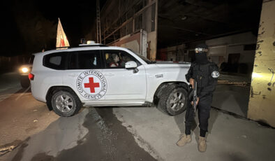 Hamas, İsrailli esirin cesedini Kızılhaç’a teslim etti