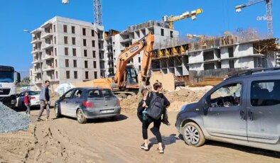 Hatay’da öğrenciler çamurlu yolda düşe kalka okula gidiyor: ‘Artık yeter, sesimizi duyun!’