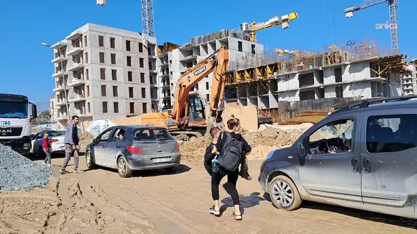 Hatay’da öğrenciler çamurlu yolda düşe kalka okula gidiyor: ‘Artık yeter, sesimizi duyun!’