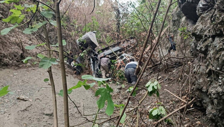 Hatay’da toprak kayması sonucu uçuruma yuvarlanan kepçenin operatörü yaşamını yitirdi