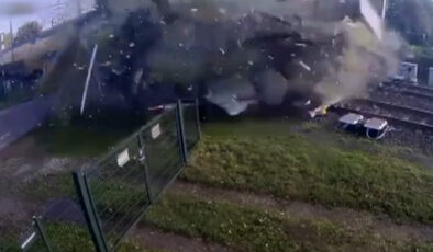 Hollanda’da yolcu treni, hemzemin geçitte tıra çarptı