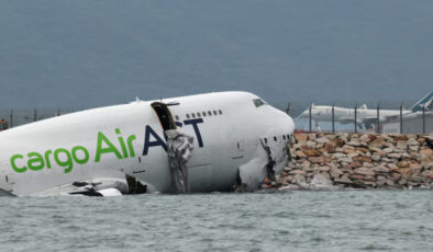 Hong Kong’ta kargo uçağı pistten çıkarak denize düştü: 2 ölü