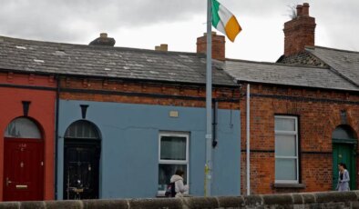 İrlanda sokaklarında gerilim: Göçmen karşıtı bayrak kampanyası yayılıyor