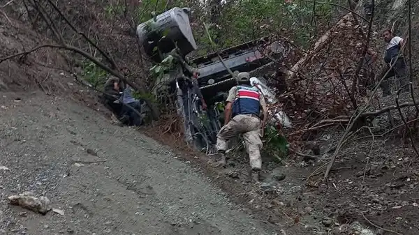 İş makinesi uçuruma yuvarlandı: Feci şekilde can verdi