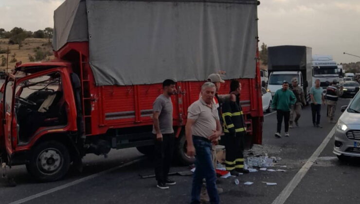 İşçileri taşıyan kamyonet ile kamyon çarpıştı: 14 yaralı