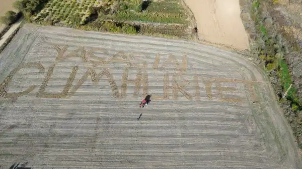 Ispartalı çiftçi tarlasına ‘Yaşasın Cumhuriyet’ yazdı