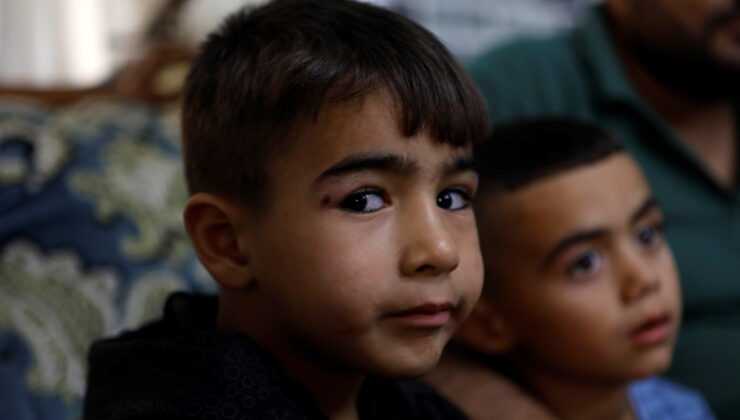 İsrail askerlerinin çocukları darp edip yerlerde sürükledi