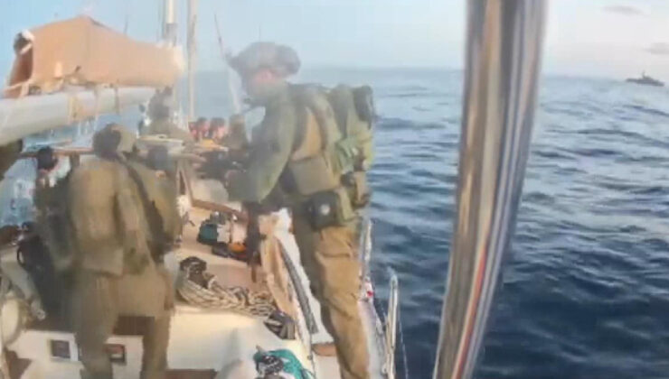 İsrail askerlerinin Sumud Filosu’ndaki tekneye baskın anı görüntülendi