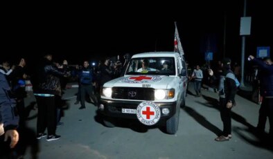 İsrail, Gazze’deki İsrailli esirlerden birinin daha cesedini teslim aldı