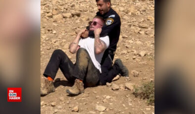 İsrail polisi, Filistin yanlısı eylemde bulunan İsrailli aktivisti darbetti