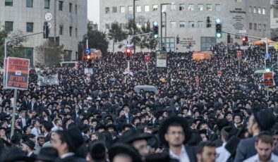 İsrail’de Harediler zorunlu askerliğe karşı sokakta