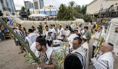 İsrailliler esir takasını Tel Aviv’de kurulan ekranlardan takip ediyor
