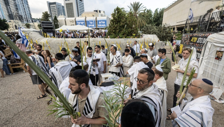 İsrailliler esir takasını Tel Aviv’de kurulan ekranlardan takip ediyor