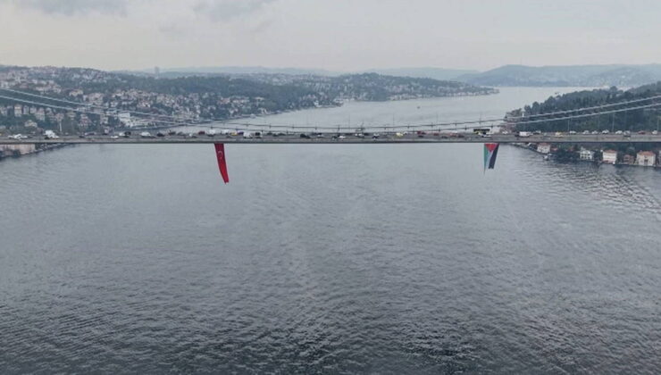 İstanbul Boğazı’ndaki köprülere Filistin bayrağı asıldı