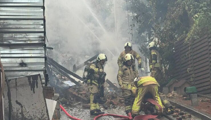 İstanbul’da ahşap binada yangın… Çevredeki binalara da sıçradı!