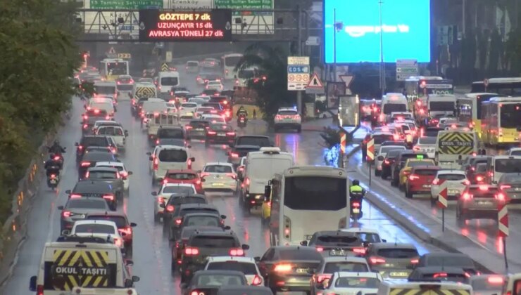 İstanbul’da etkili olan yağış trafiği kilitledi: Yoğunluk yüzde 80’e ulaştı!