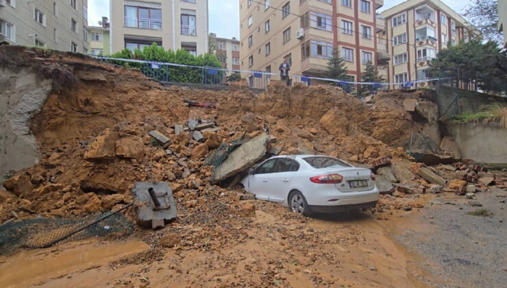 İstanbul’da sıcak dakikalar… İstinat duvarı üç aracın üzerine çöktü!