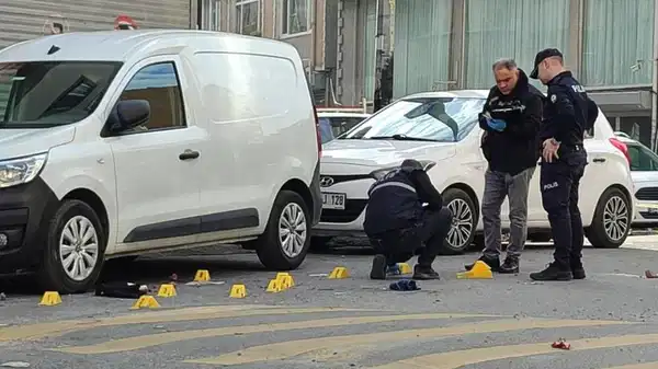 İstanbul’da sokak ortasında vahşet… Defalarca ateş ettiği kadını katletti!