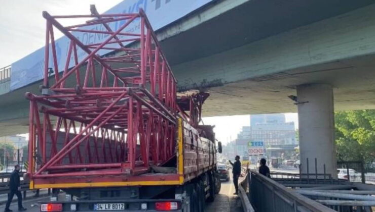 İstanbul’da vinç parçası yüklü TIR köprüye sıkıştı