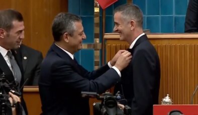 İYİ Parti’den ihraç edilen Ümit Dikbayır, CHP’ye katıldı: Rozetini Özgür Özel taktı