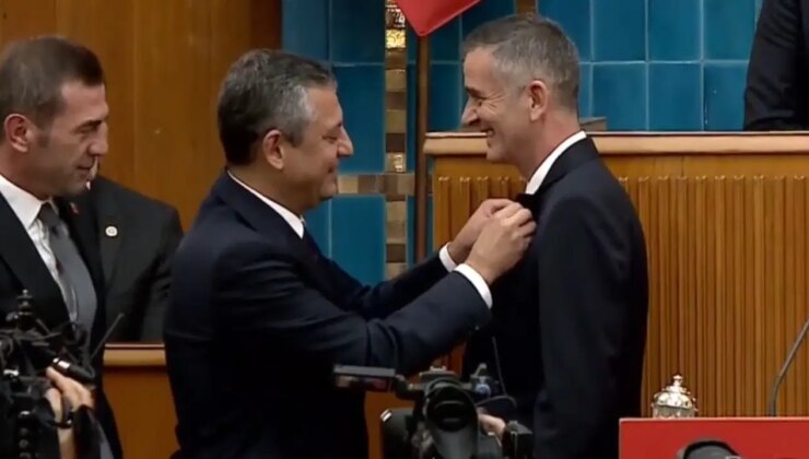 İYİ Parti’den ihraç edilen Ümit Dikbayır, CHP’ye katıldı: Rozetini Özgür Özel taktı