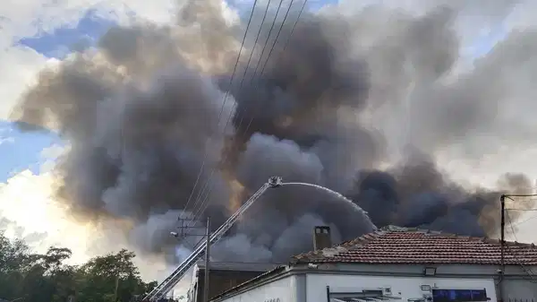 İzmir’de depo yangını!