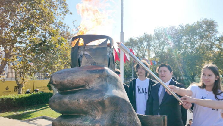 Kadıköy’de 29 Ekim kutlamaları, meşale yakma töreni ile başladı