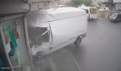 Kaza kamerada… Panelvan işyerine çarptı!
