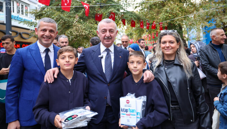 Kocaeli’de gelenek bozulmadı kitaplar yine ağaçlarda açtı