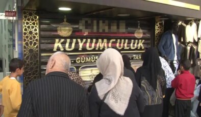 Kuyumcu altınları alıp kaçtı, müşteriler dükkanda bulduğu takıları kapıştı