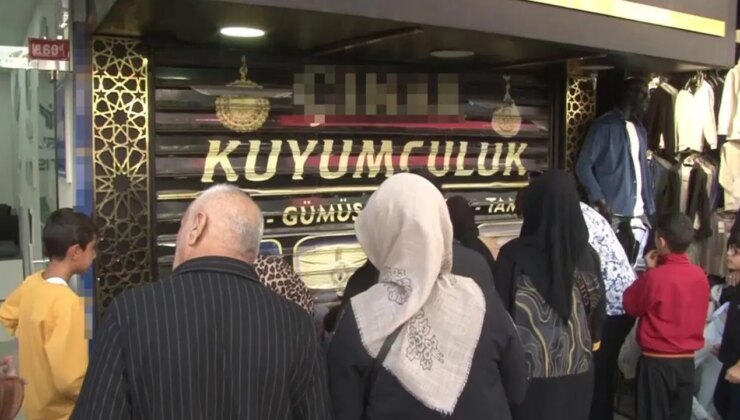 Kuyumcu altınları alıp kaçtı, müşteriler dükkanda bulduğu takıları kapıştı