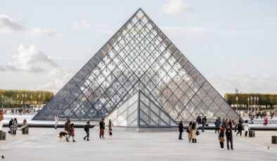 Louvre Müzesi, mücevher soygununun ardından yeniden açıldı