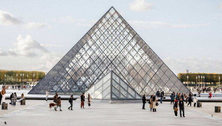 Louvre Müzesi, mücevher soygununun ardından yeniden açıldı