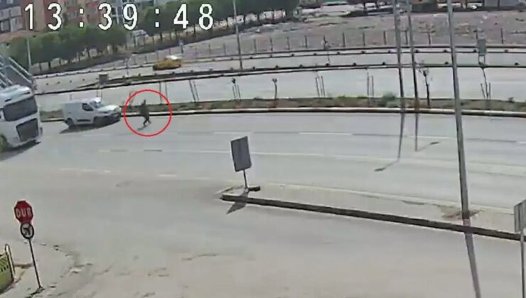 Maça yetişmek için üst geçidi kullanmayınca hafif ticari araç çarptı