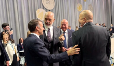 Macron, ‘Trump’ şakası sonrası Rama’nın yüzüne hafifçe vurdu