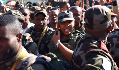 Madagaskar’da Cumhurbaşkanı ülkeyi terk etti: Ordu yönetime el koydu