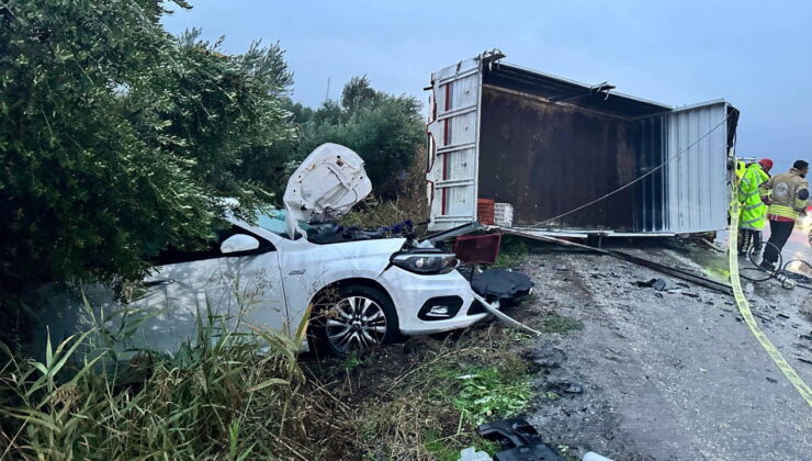 Manisa’da korkunç kaza! Devrilen kamyonet sürüklenerek karşı şeride geçti; 2 ölü, 3 yaralı