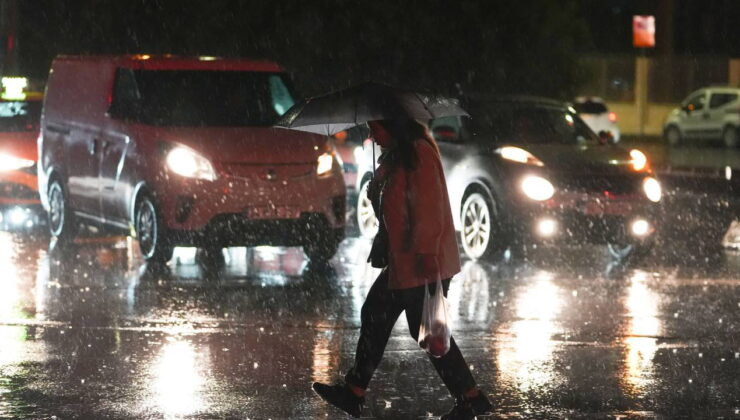 Marmara ve Kuzey Ege’yi sağanak vurdu: Kentler göle döndü