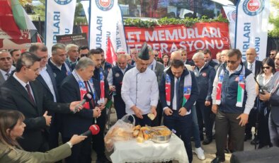 Memurlardan dikkat çeken eylem: TÜİK önünde ekmek arası balık kraker yediler