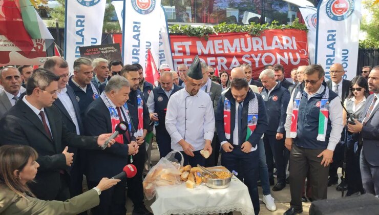 Memurlardan dikkat çeken eylem: TÜİK önünde ekmek arası balık kraker yediler