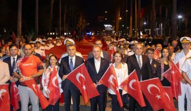 Mersin Büyükşehir Belediye Başkanı Vahap Seçer, ‘Bayrak Yürüyüşü’ne katıldı: 102 metre uzunluğunda Türk bayrağı!