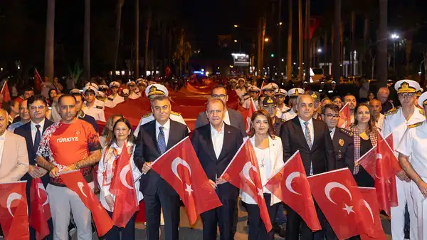 Mersin Büyükşehir Belediye Başkanı Vahap Seçer, ‘Bayrak Yürüyüşü’ne katıldı: 102 metre uzunluğunda Türk bayrağı!